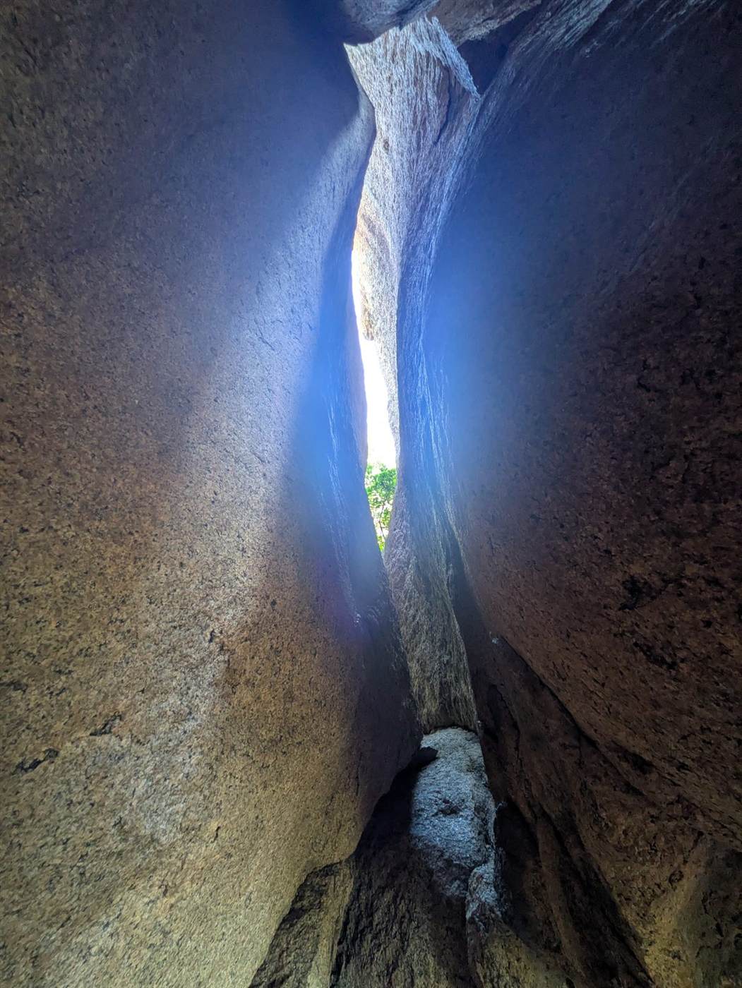 Fenditura di roccia in Sardegna con la luce che filtra dall'apertura