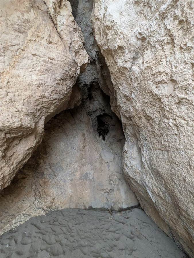 Apertura scura alla base della roccia
