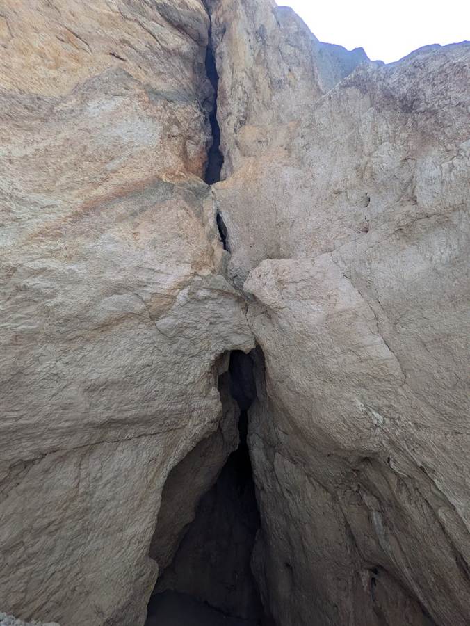 Fenditura nella roccia di una gola in Sardegna