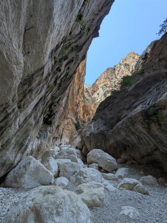 Alte pareti di roccia con il cielo in fondo