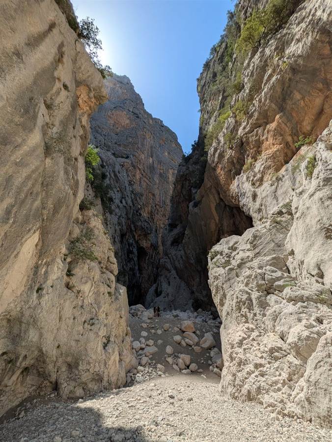 Gola stretta tra pareti di roccia